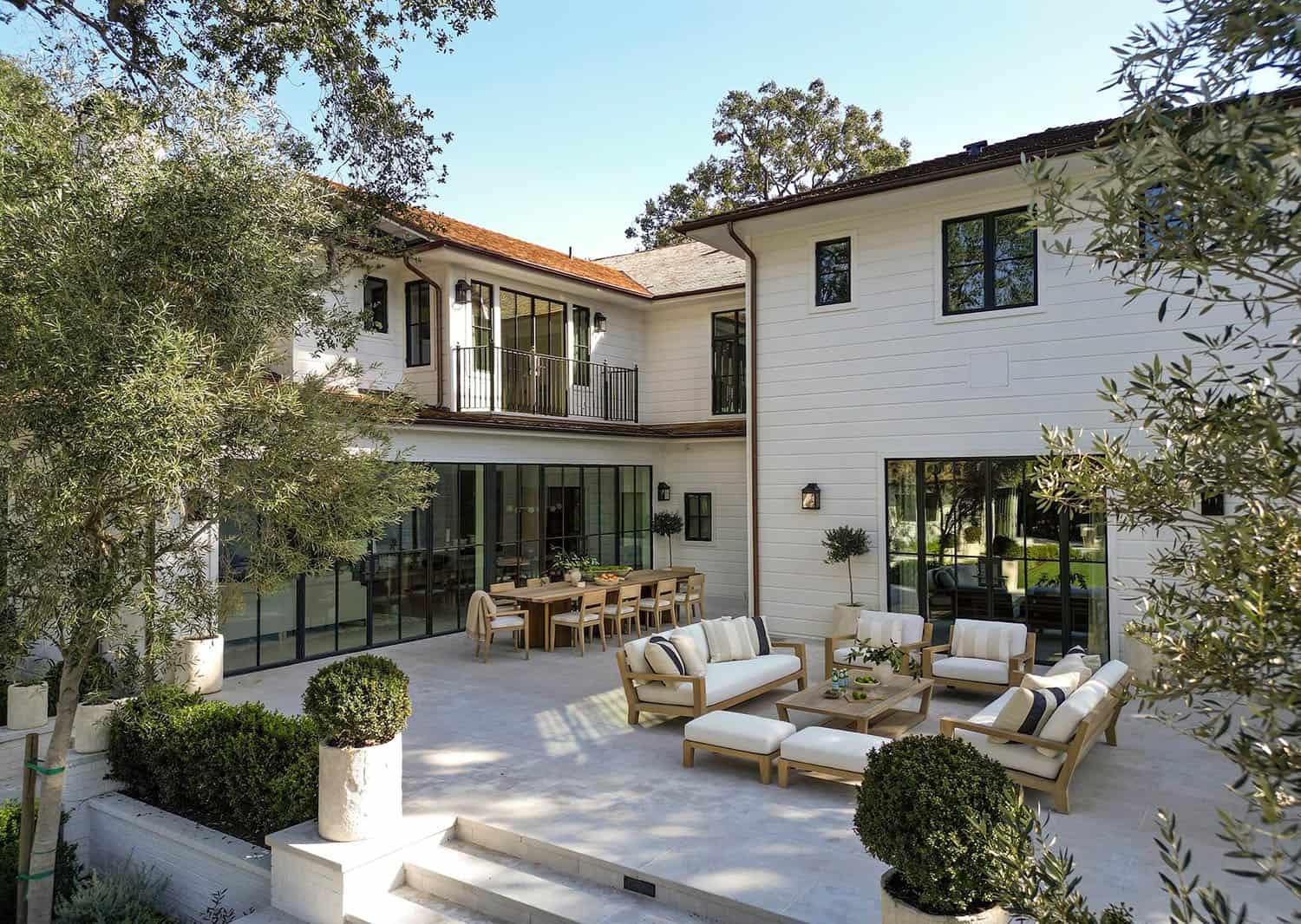 transitional style patio with outdoor furniture