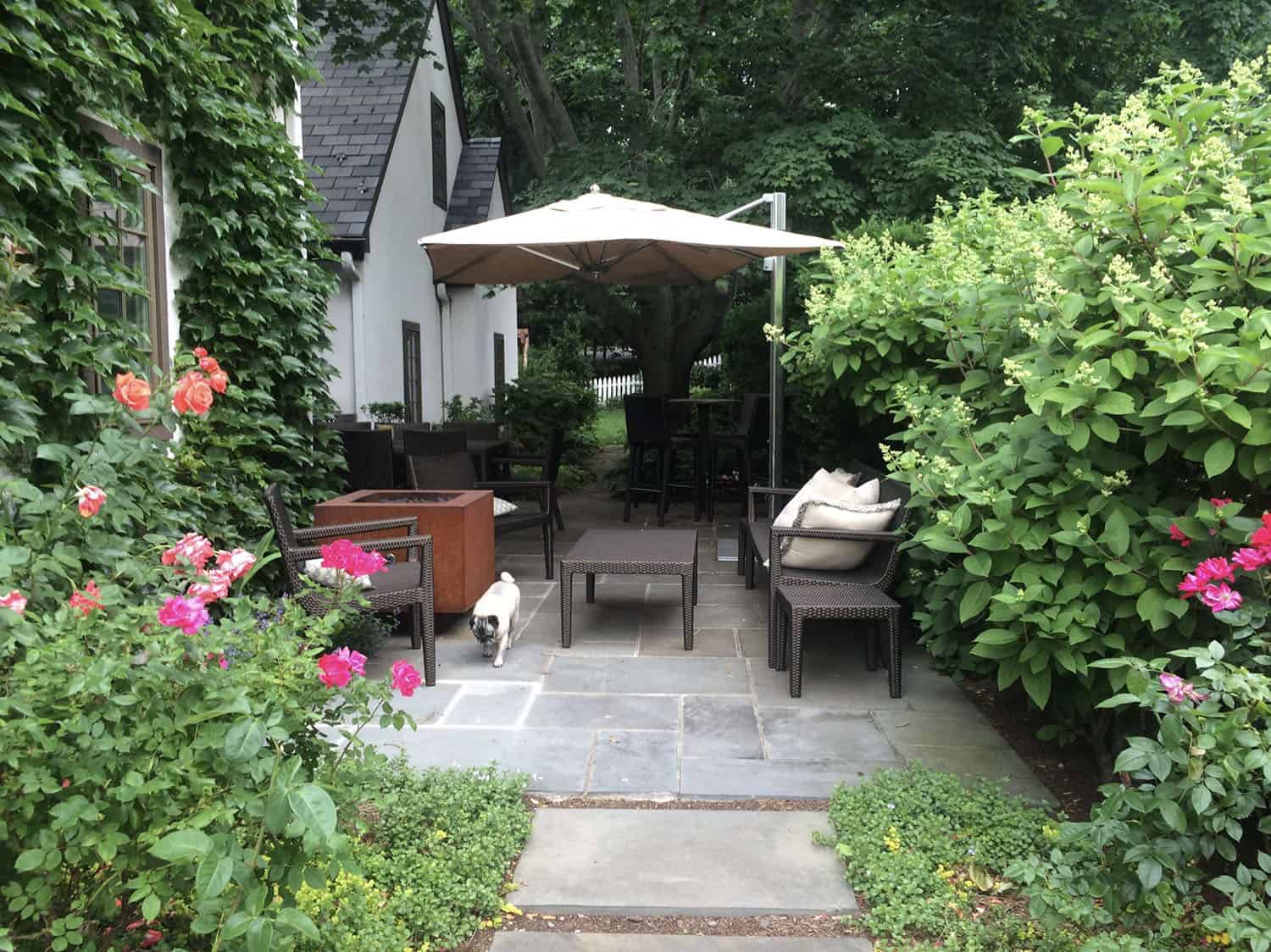 traditiional style backyard patio with outdoor furniture and an umbrella