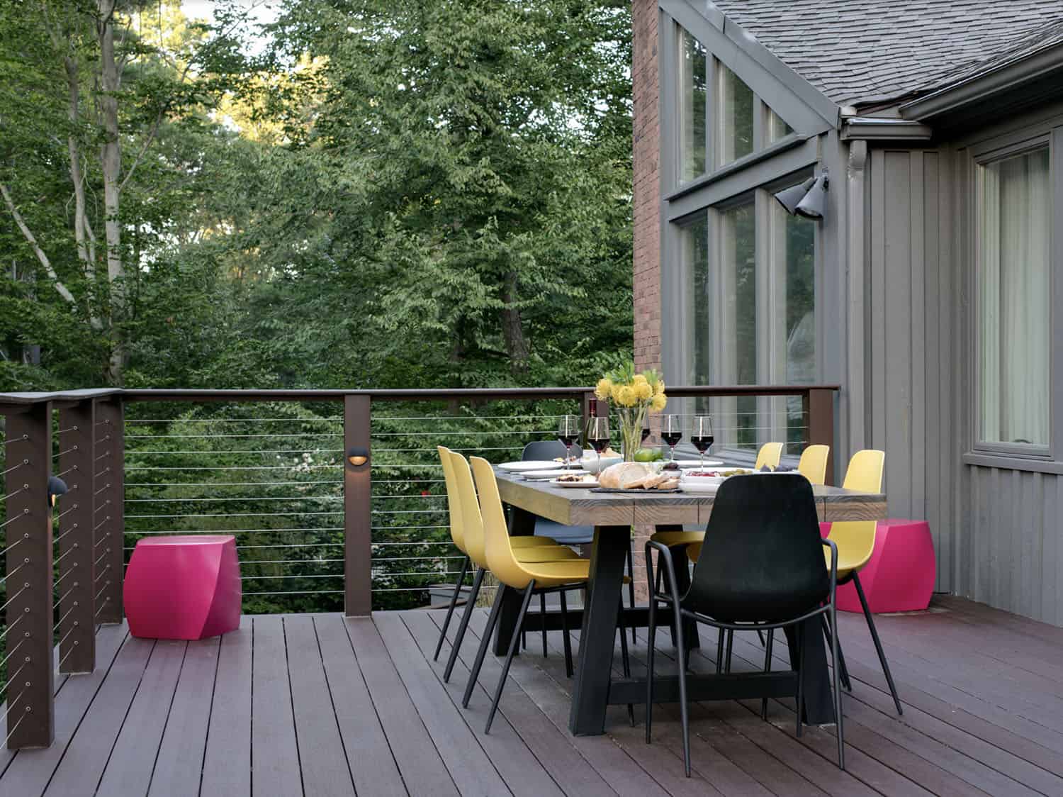 outdoor midcentury style deck with alfresco dining