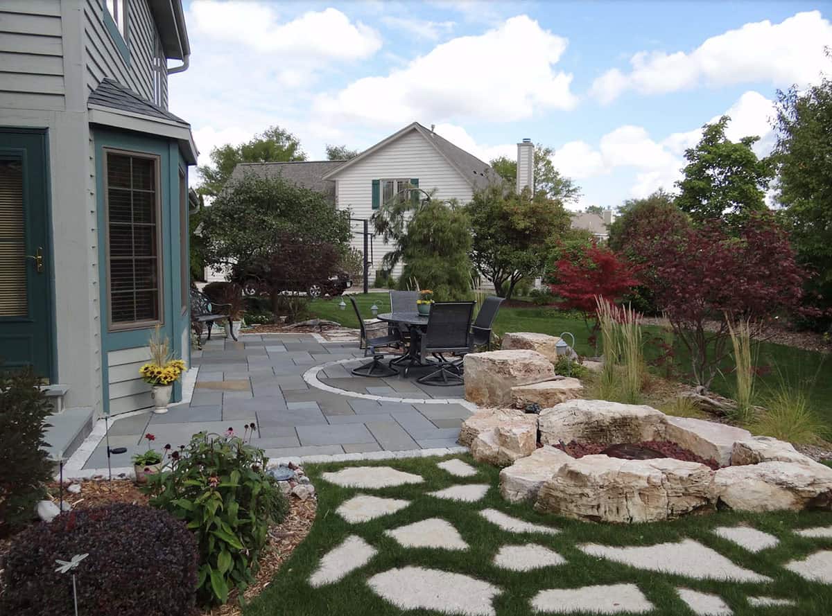 spacious firepit using Winnebago boulders 