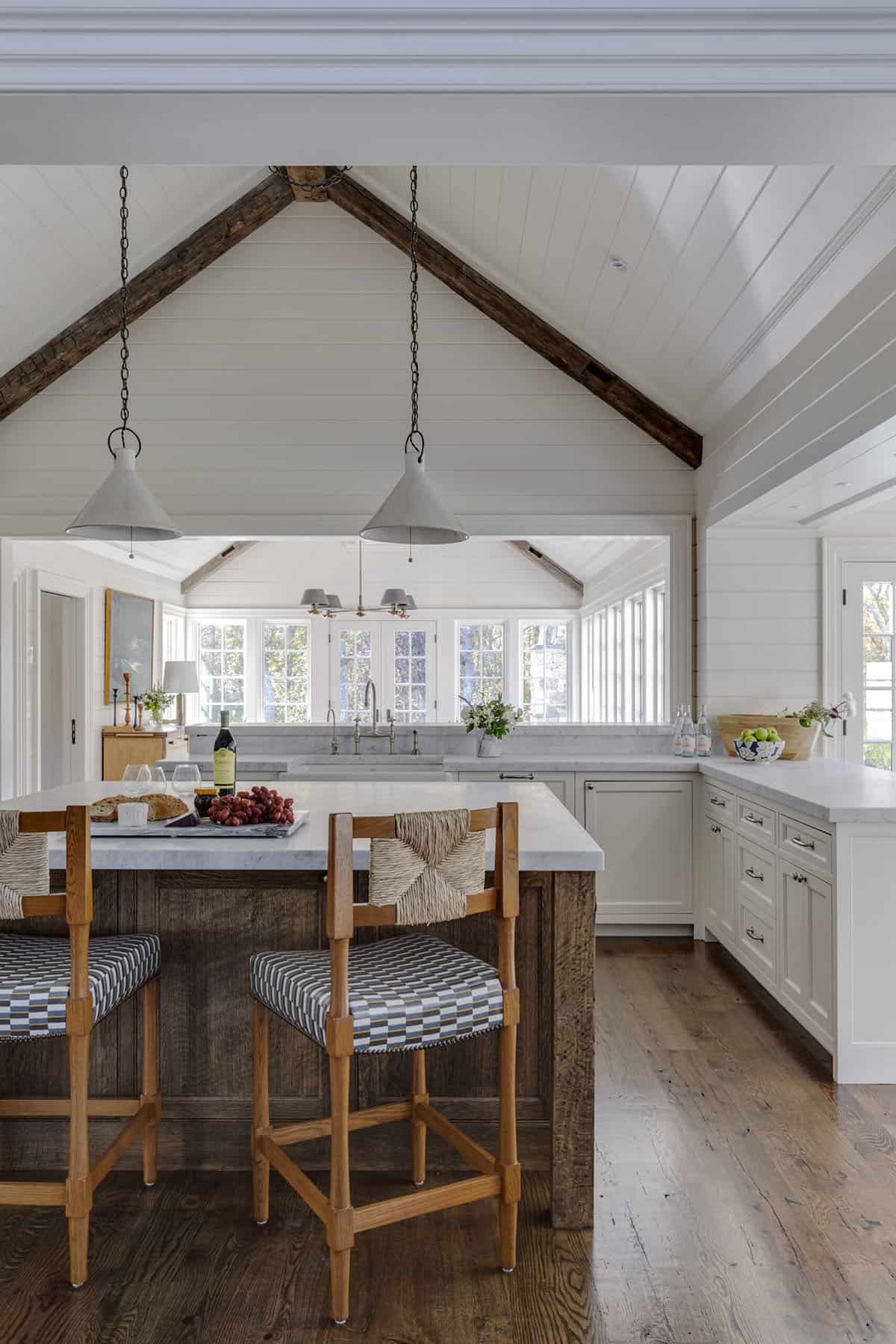 modern kitchen with a vaulted ceiling and pendant lights