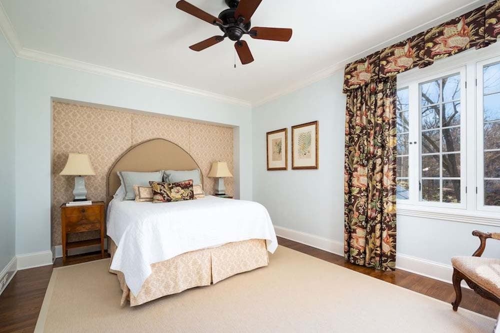 traditional style bedroom