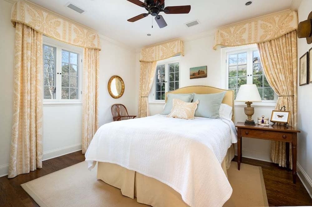 traditional style bedroom