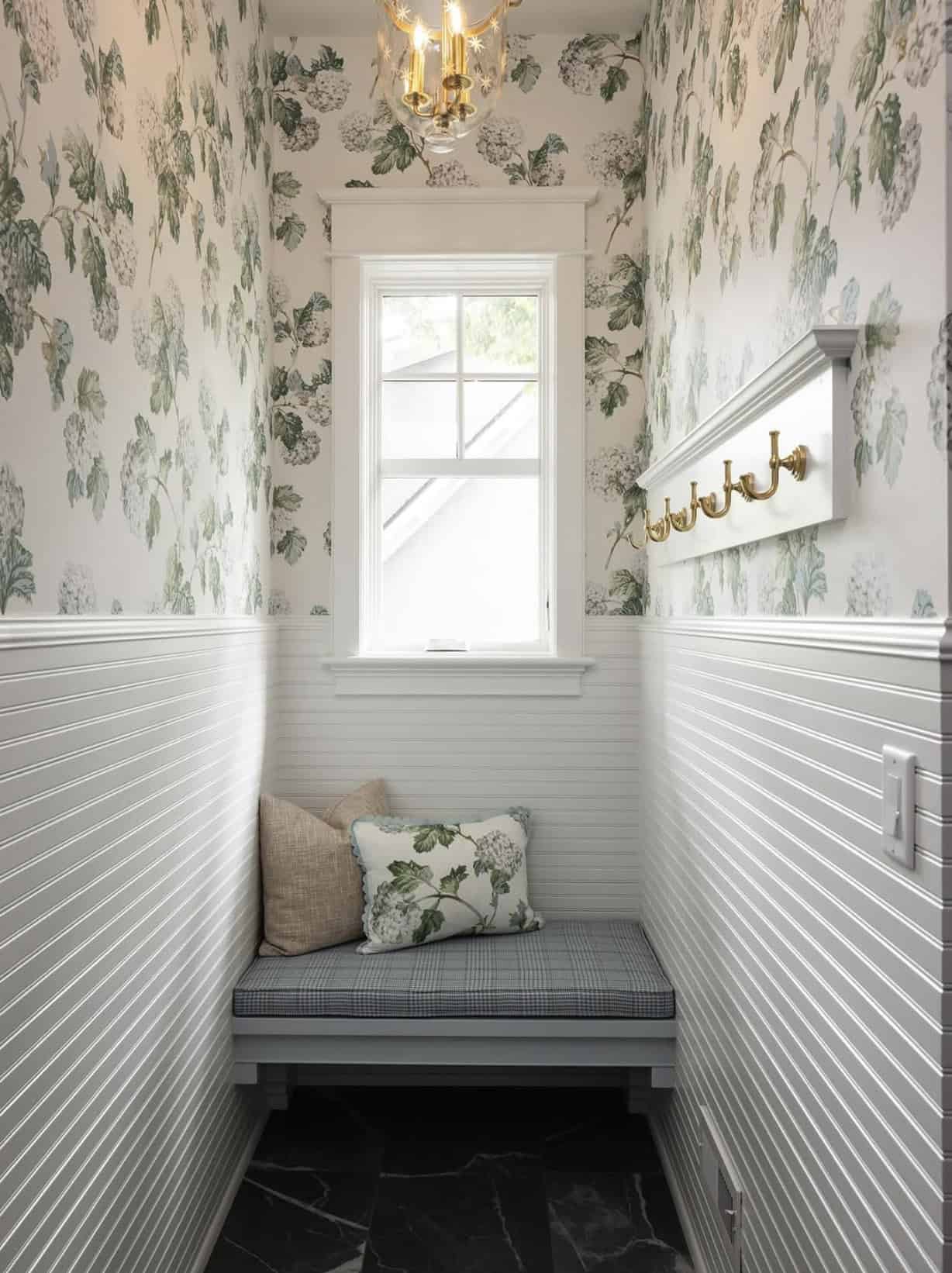 coastal cottage-style mudroom with a built-in bench