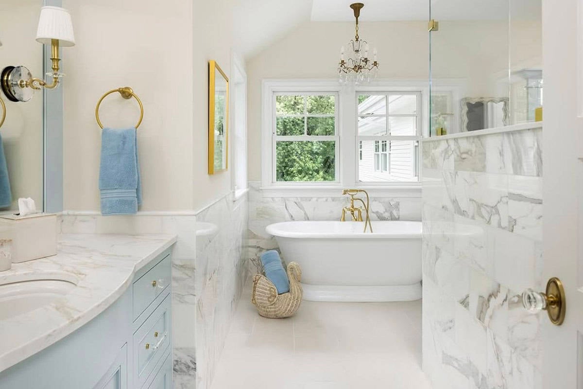 coastal cottage-style bathroom