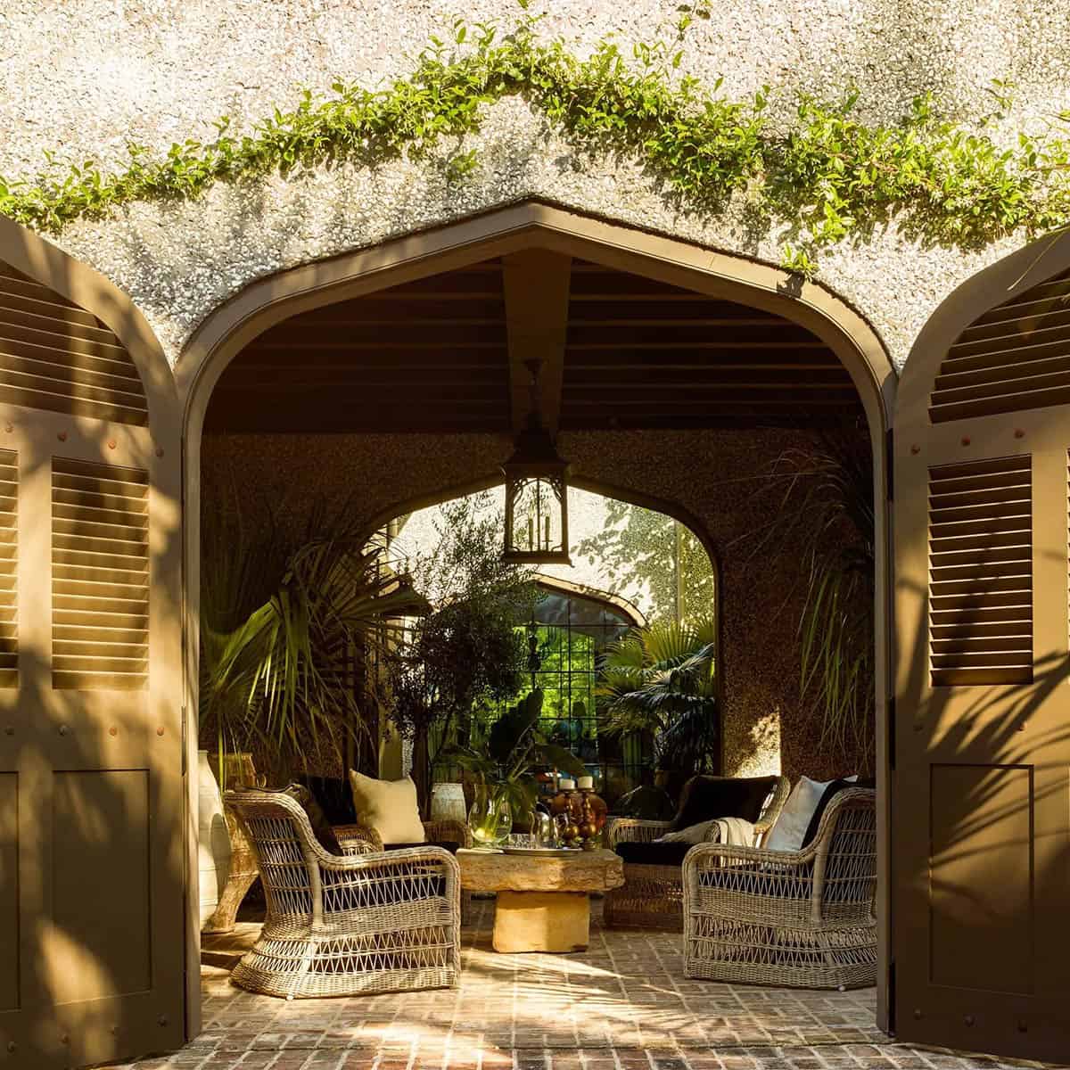 island retreat exterior courtyard