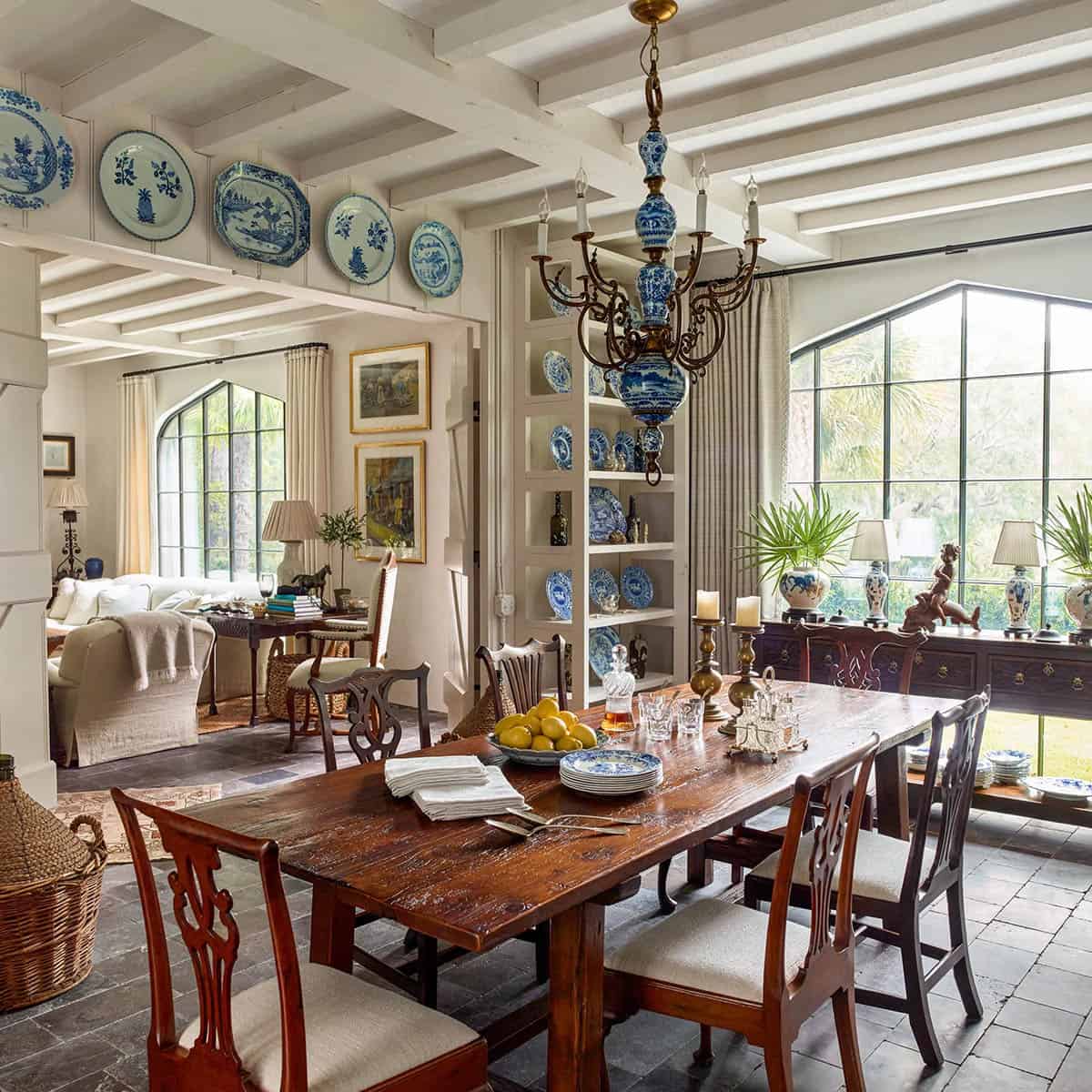 traditonal style dining room 