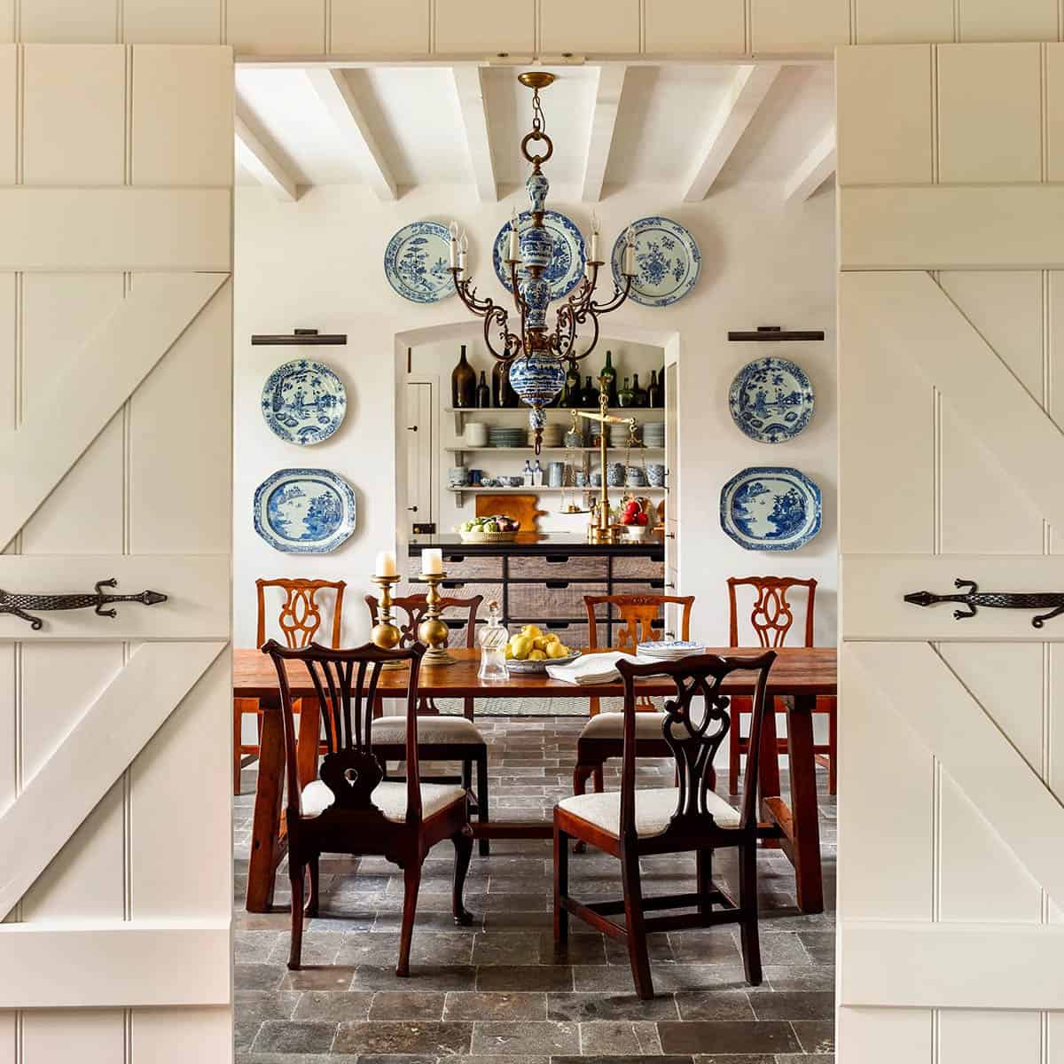 traditonal style dining room 