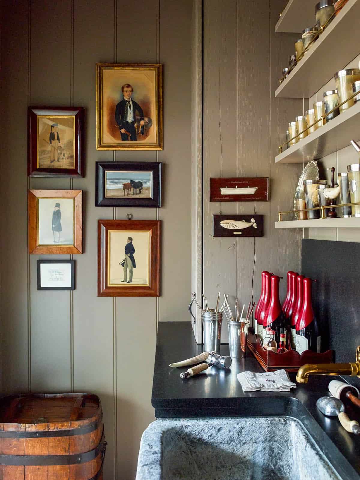 traditonal style home bar