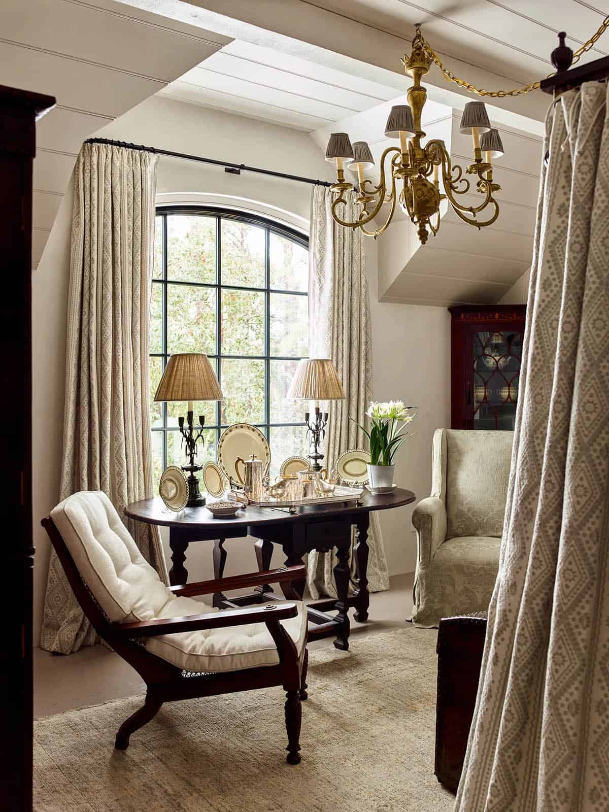 traditonal style bedroom