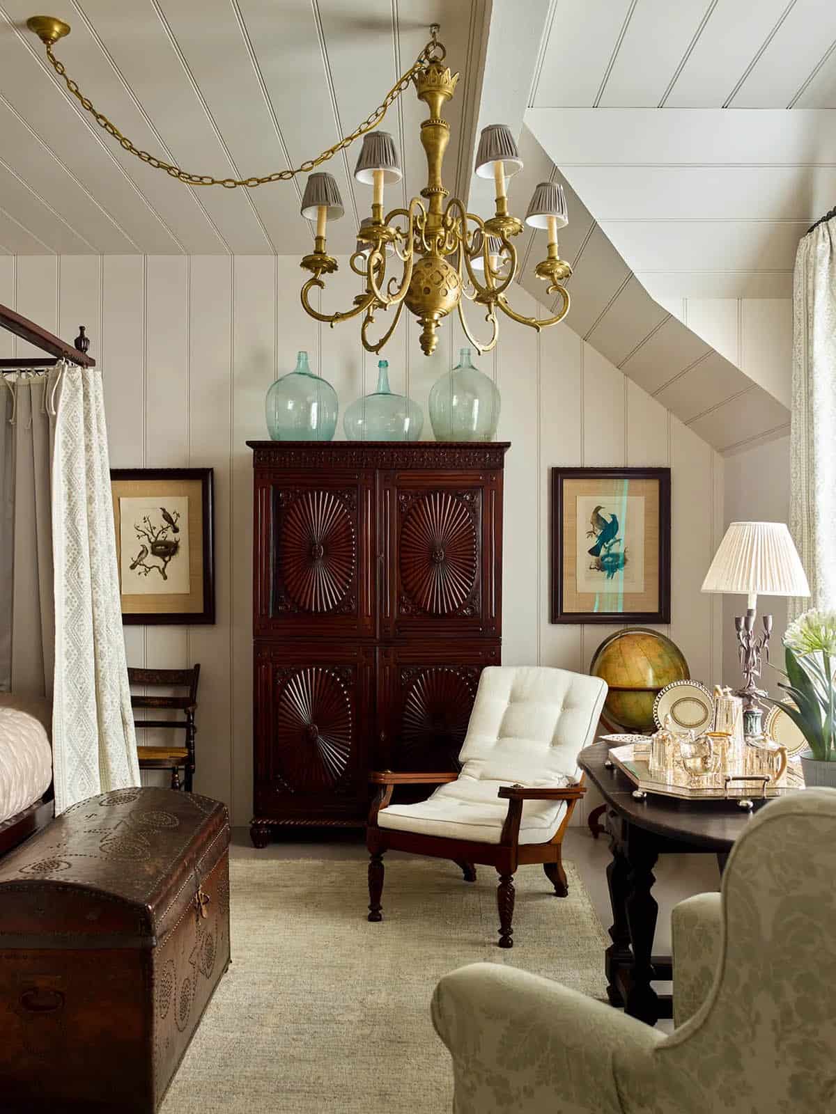 traditonal style bedroom