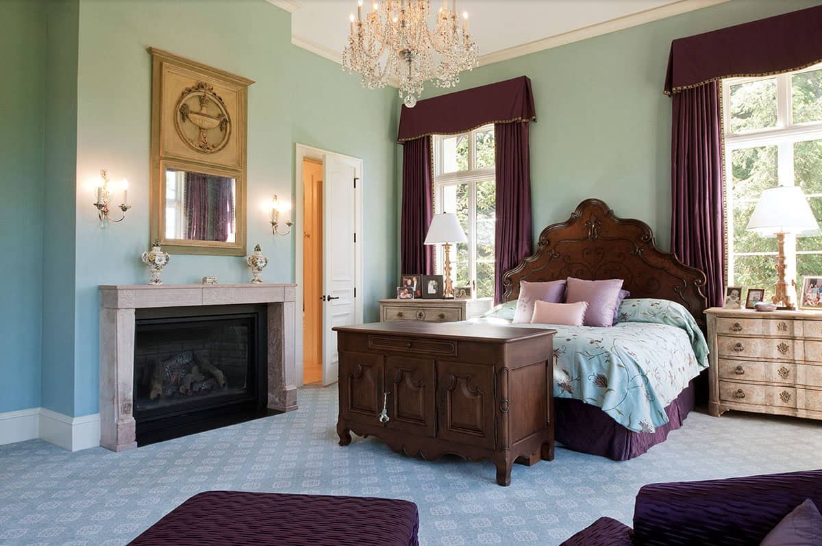 traditional style bedroom