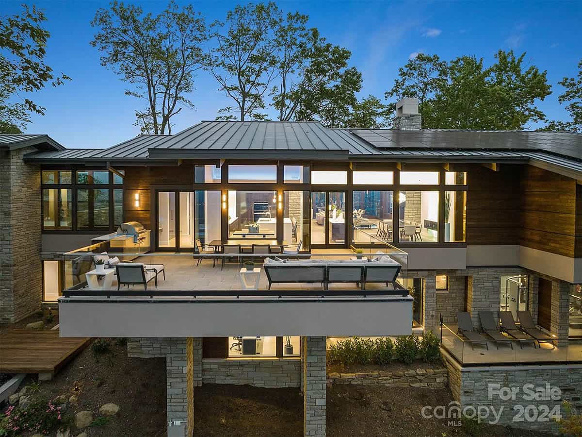 modern mountain home exterior backyard view