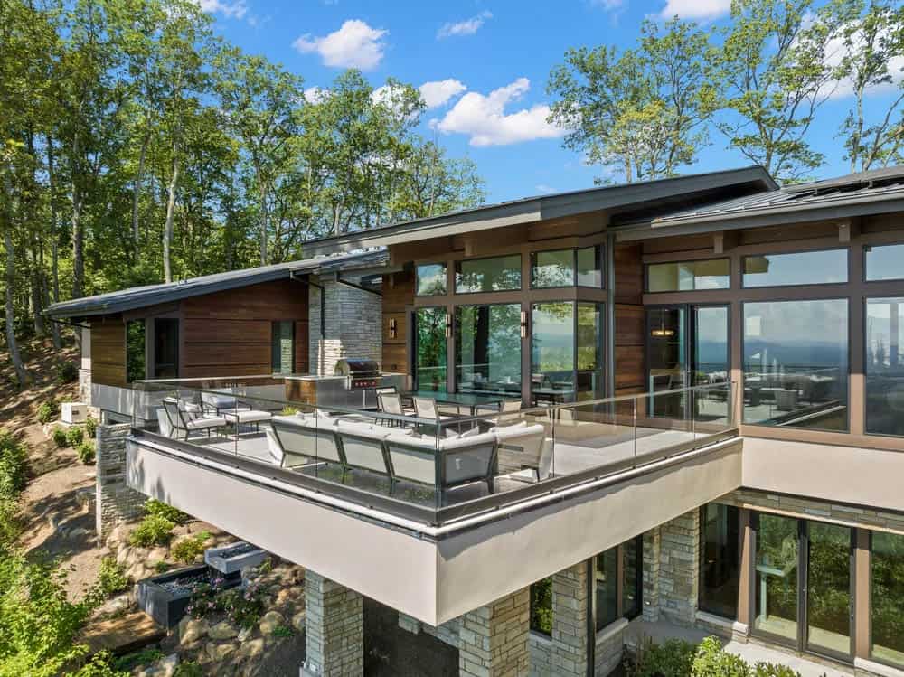 modern mountain home exterior