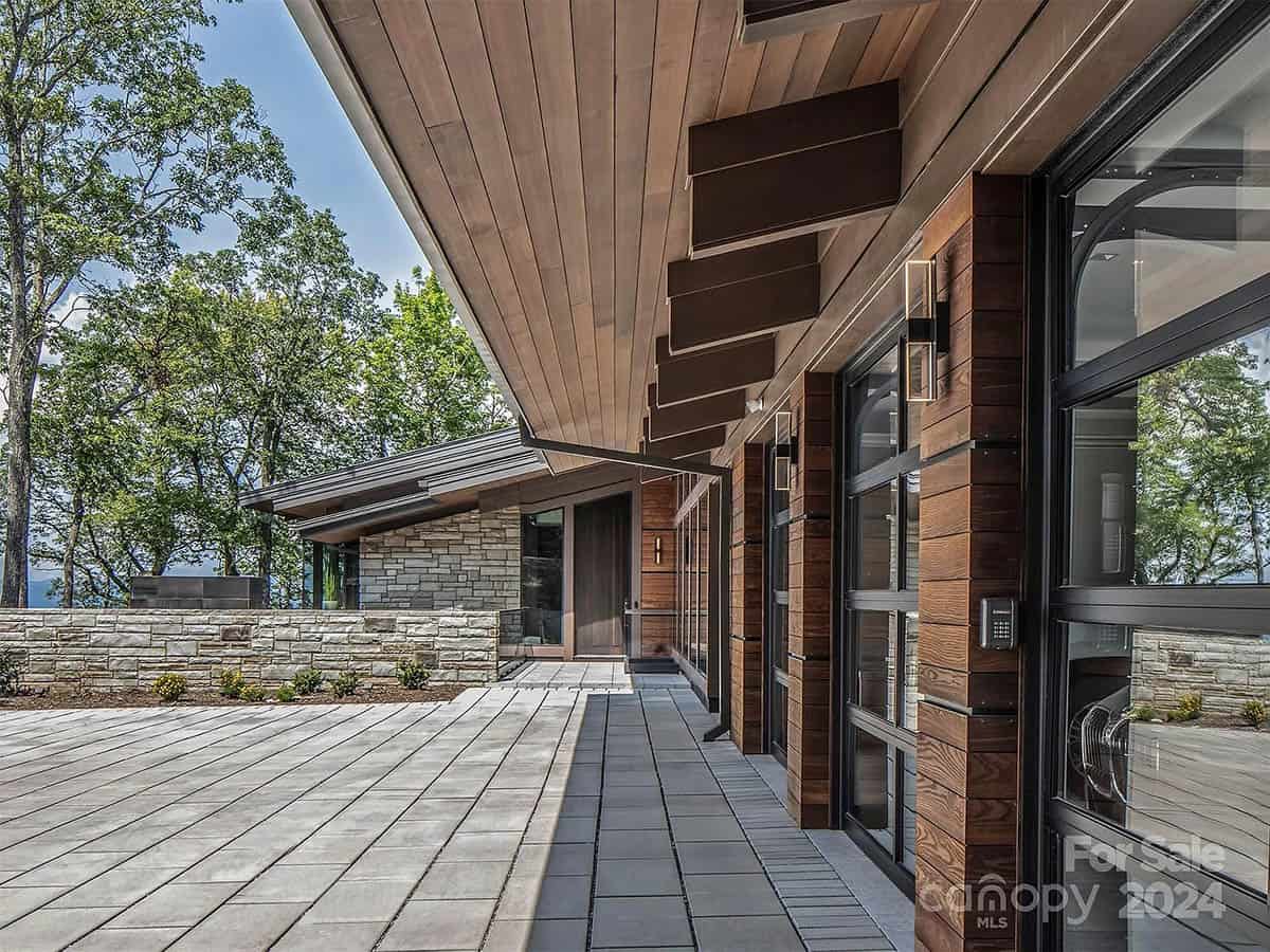 modern mountain home exterior