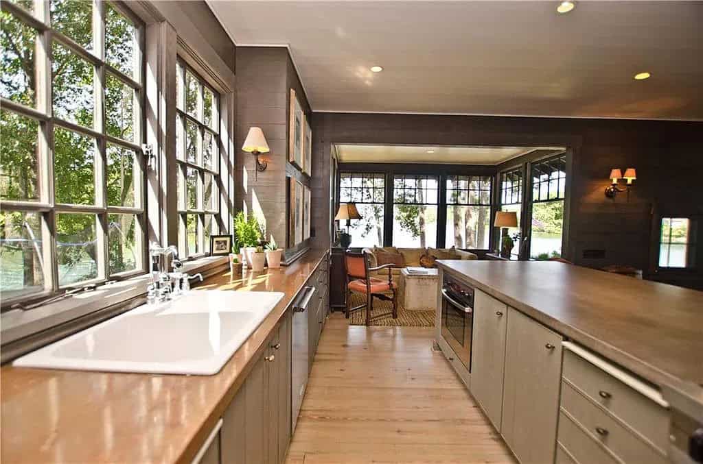 transitional style kitchen