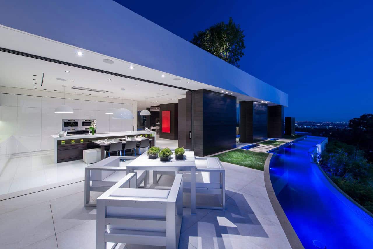 modern home exterior patio with alfresco dining