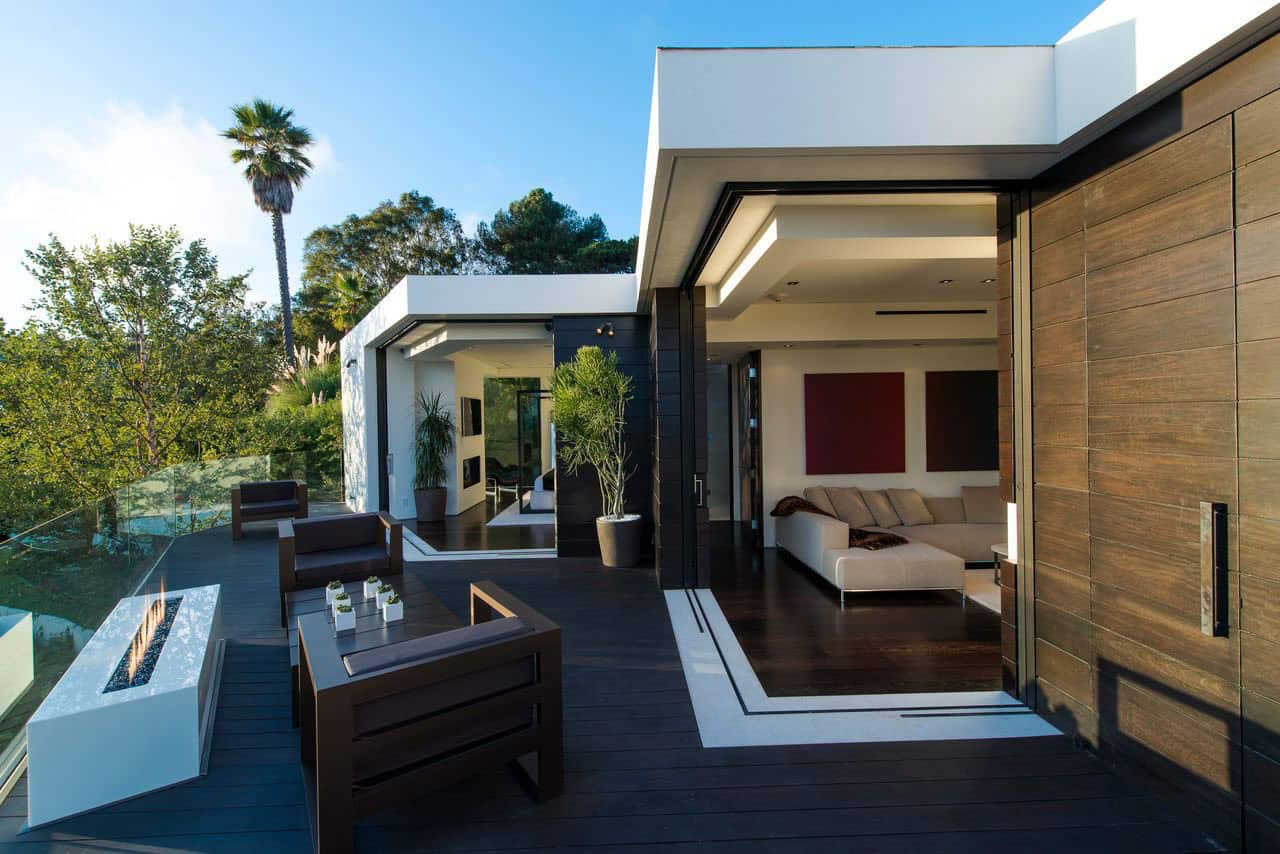 modern home exterior patio with outdoor furniture