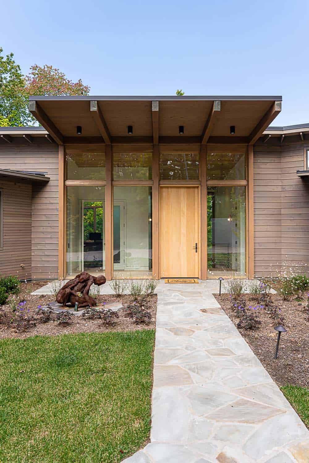 modern mountain home exterior