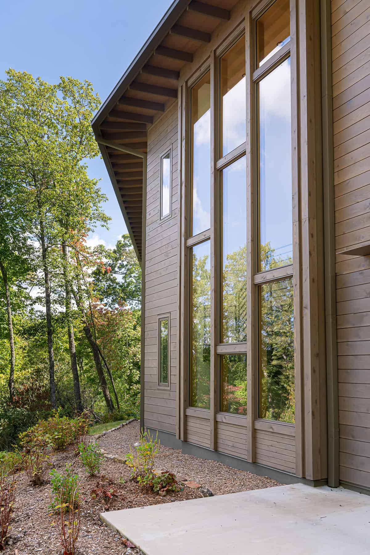 modern mountain home exterior