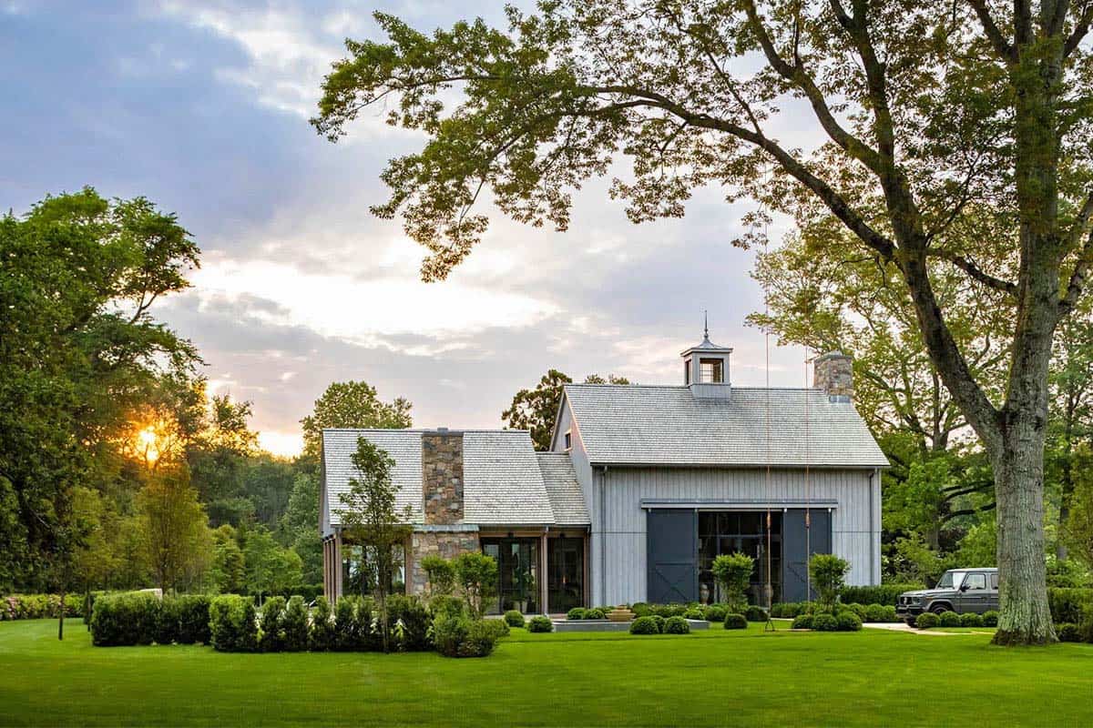 modern rustic barn house exterior