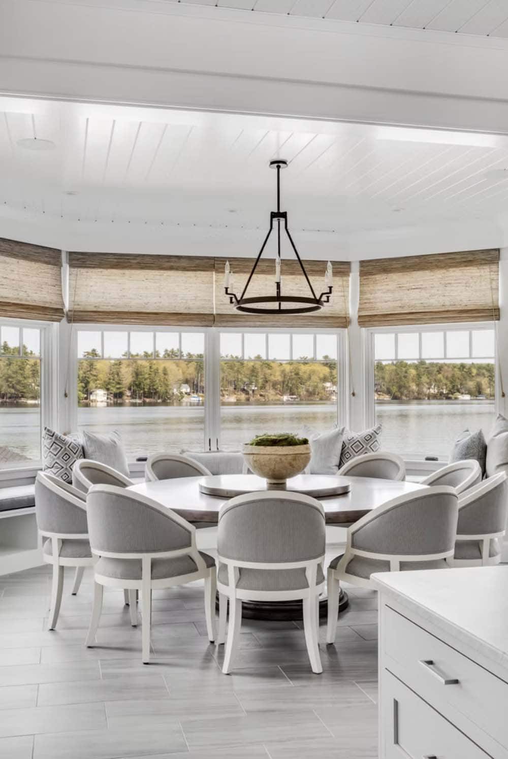coastal style kitchen breakfast room