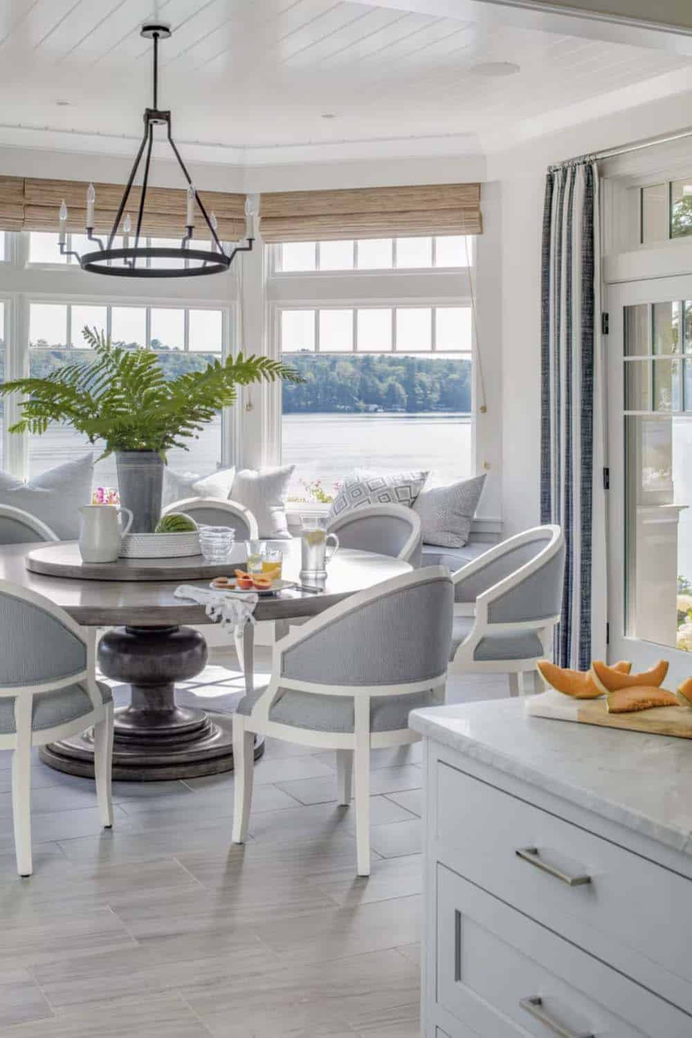 coastal style kitchen breakfast room
