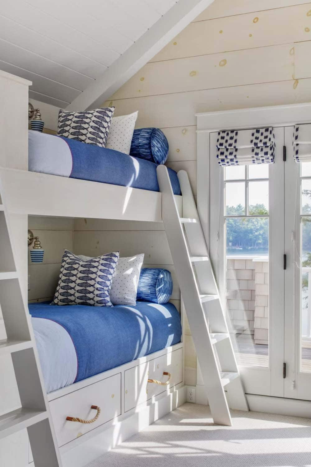 coastal style bunk bedroom