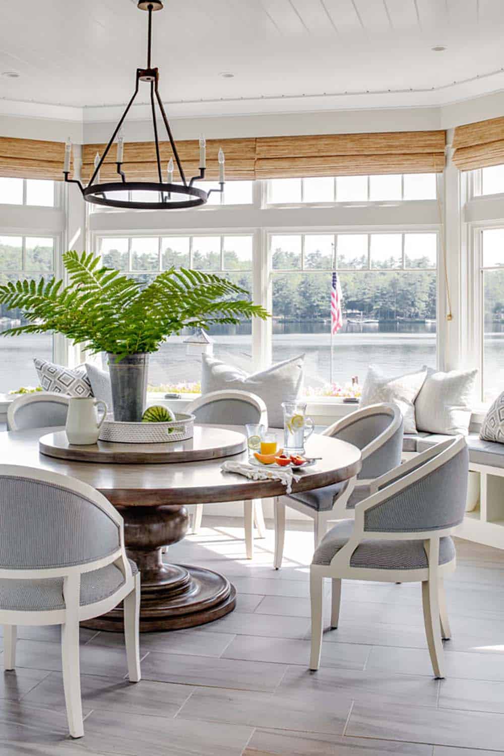 coastal style kitchen breakfast room