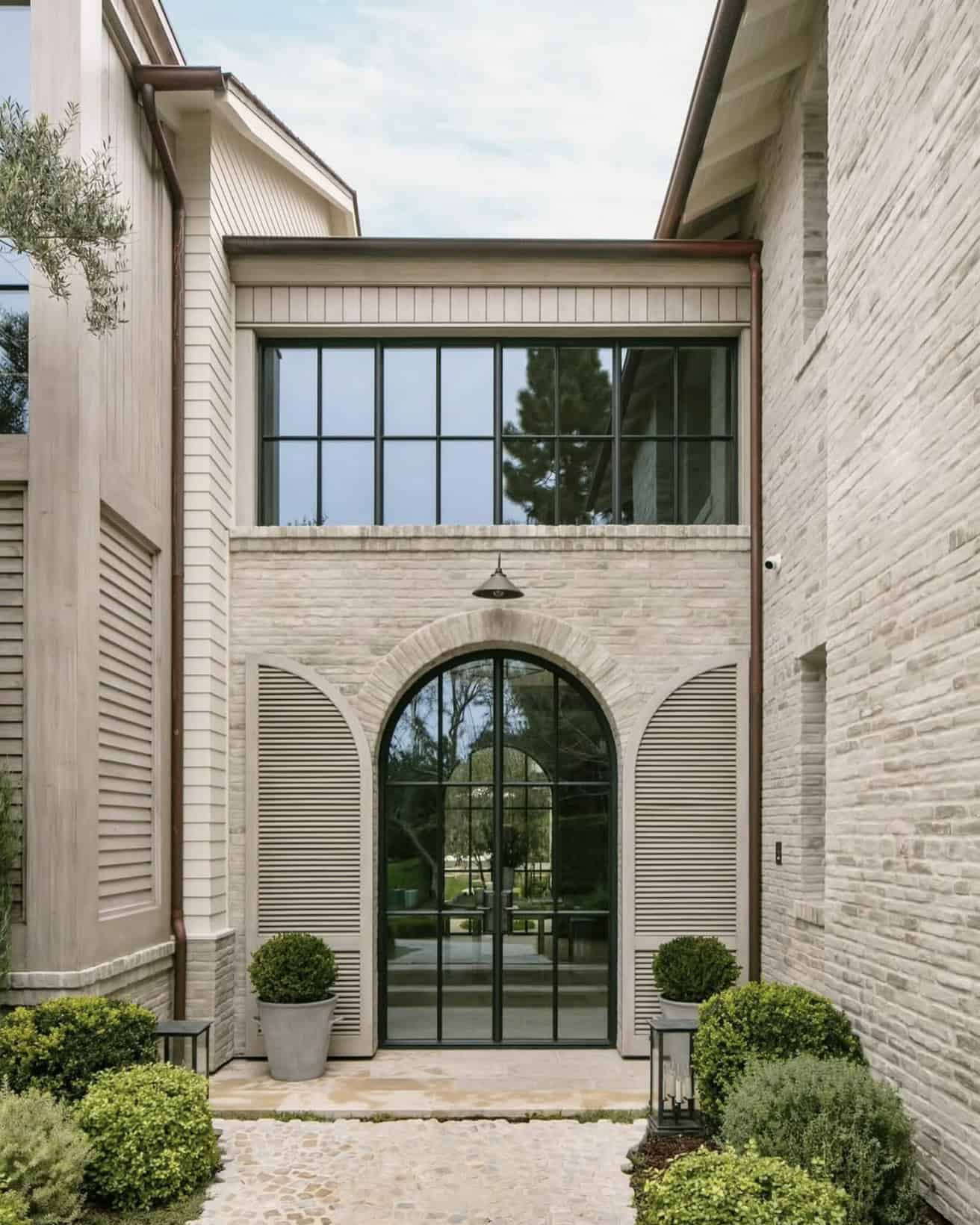 transitiional style home exterior