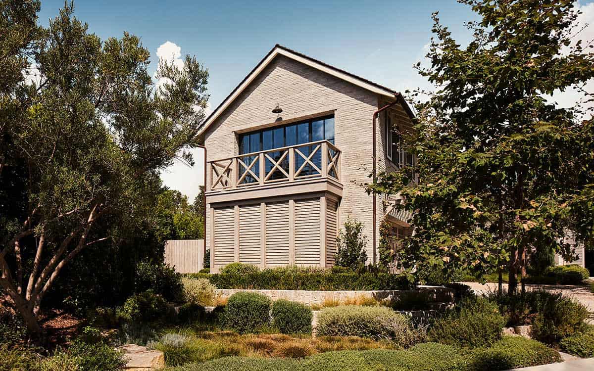transitiional style home exterior