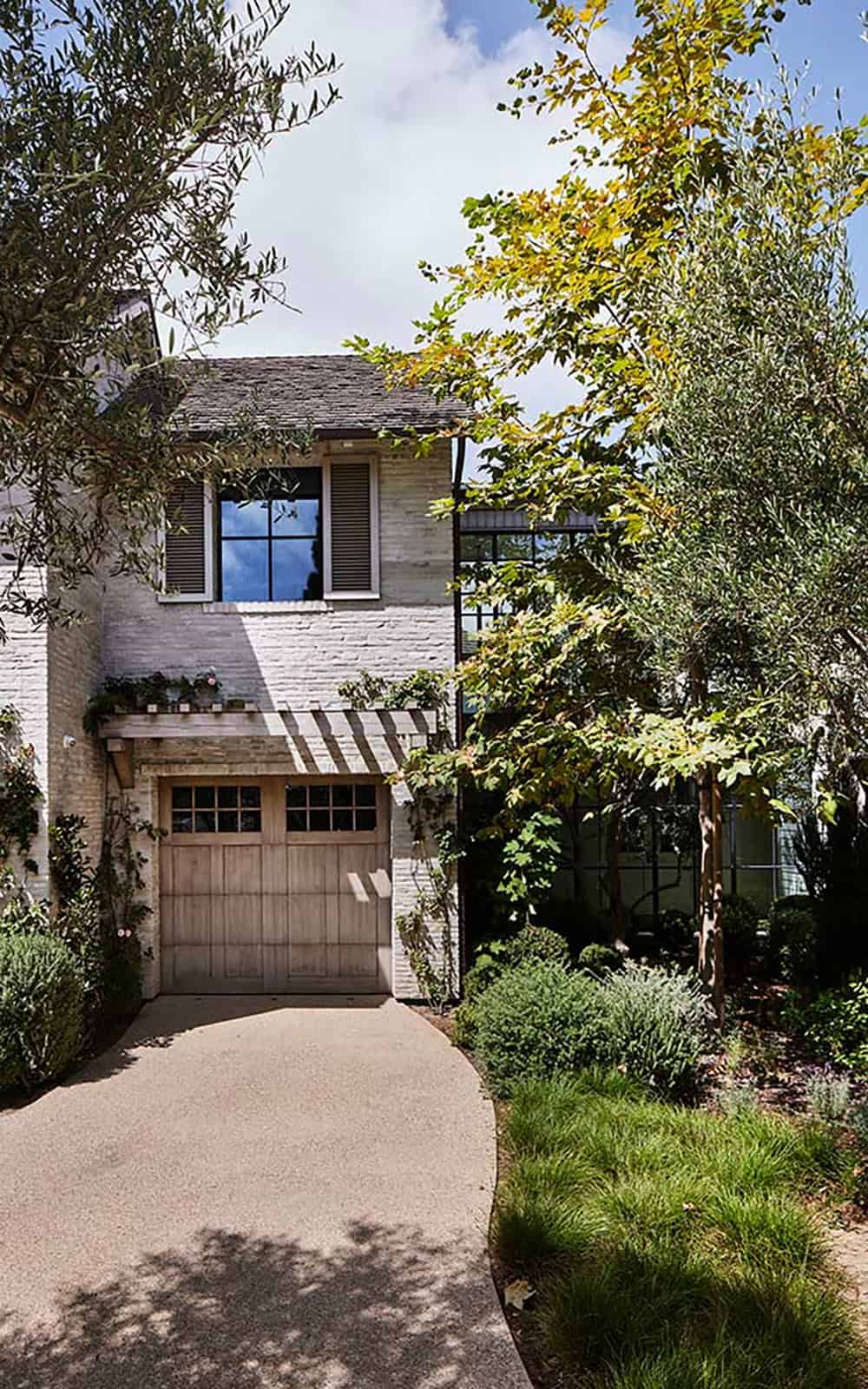 transitiional style home exterior