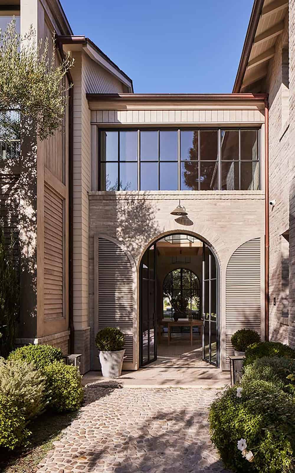 transitiional style home exterior