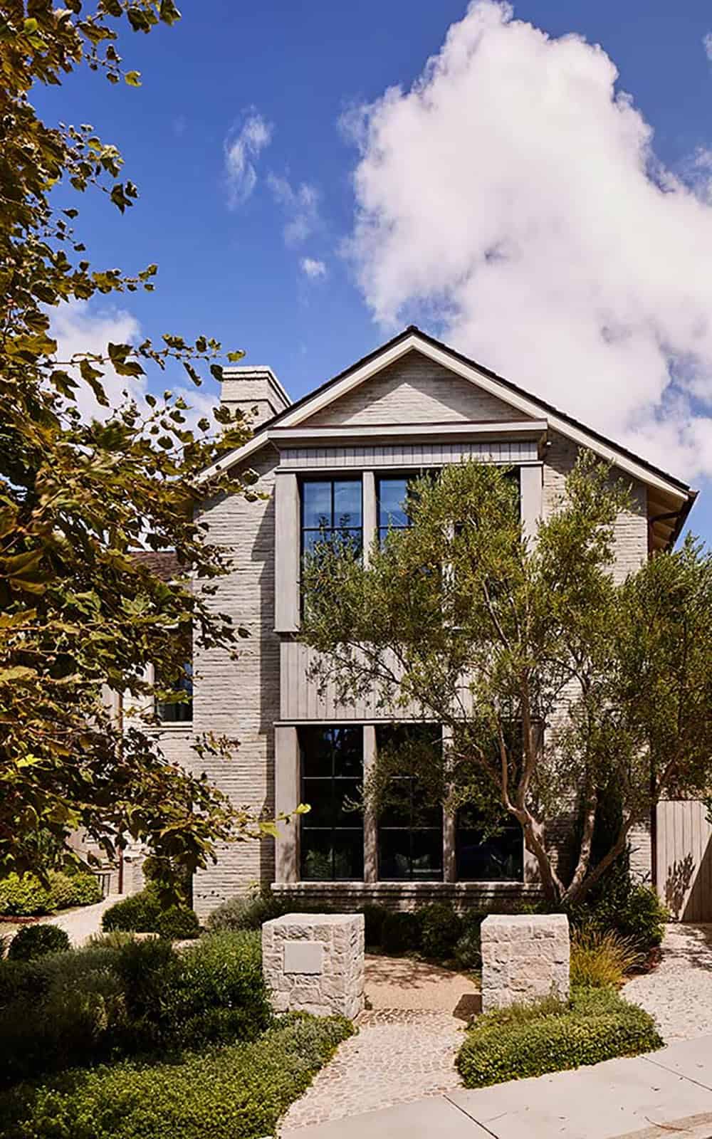 transitiional style home exterior
