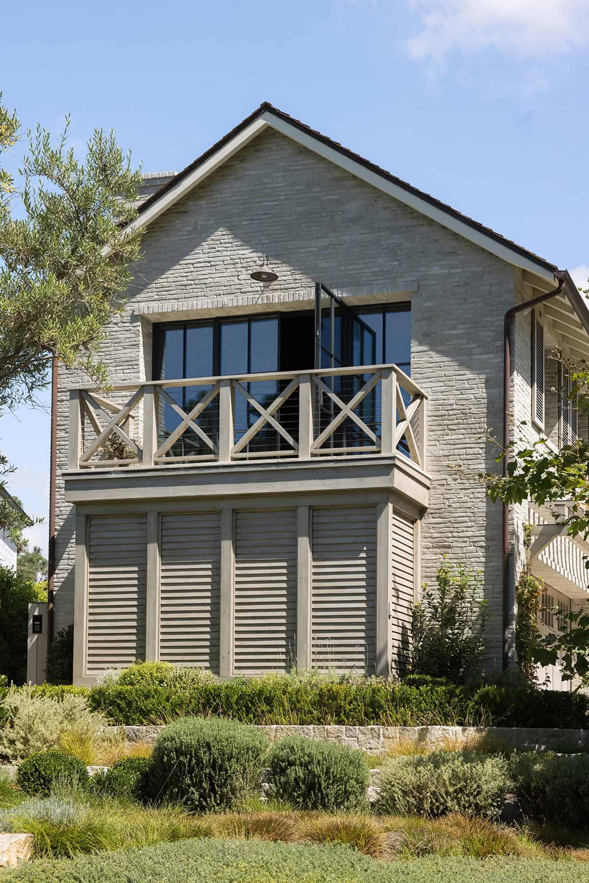 transitiional style home exterior