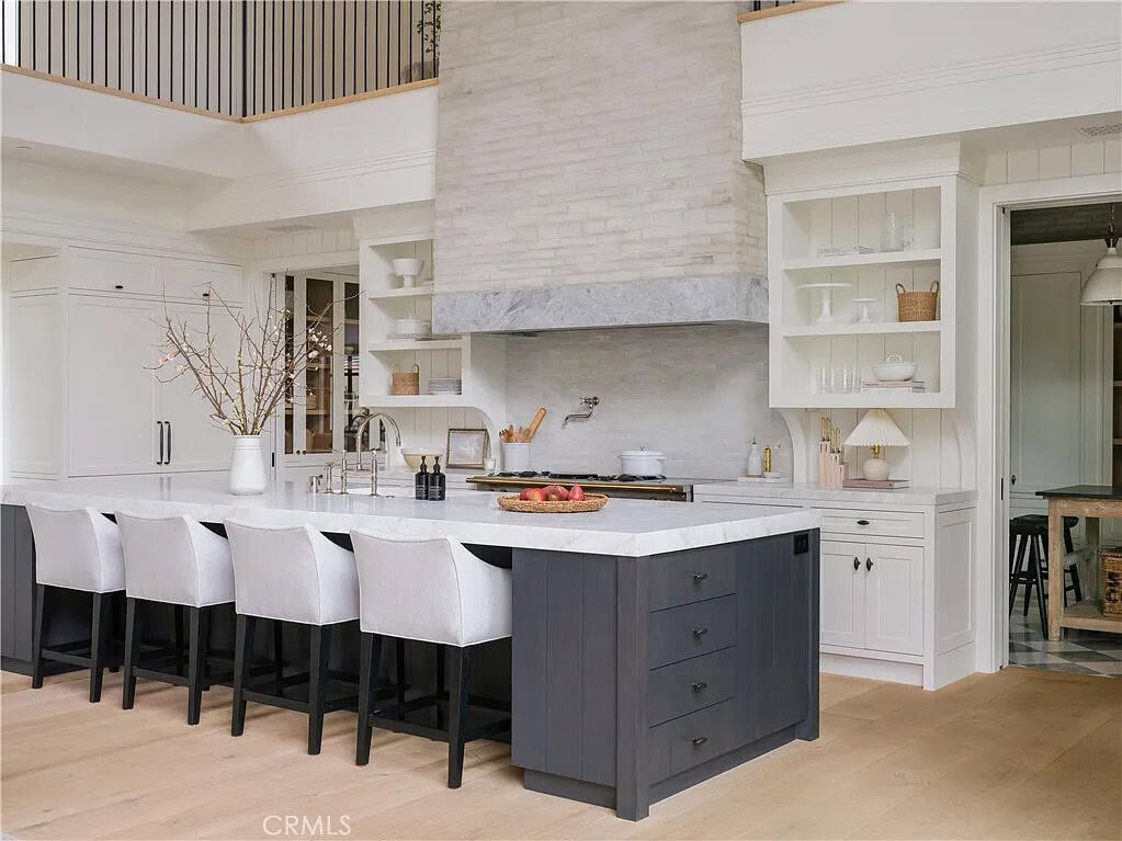 transitiional style kitchen