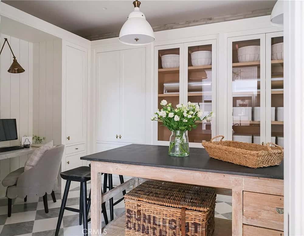 transitiional style kitchen
