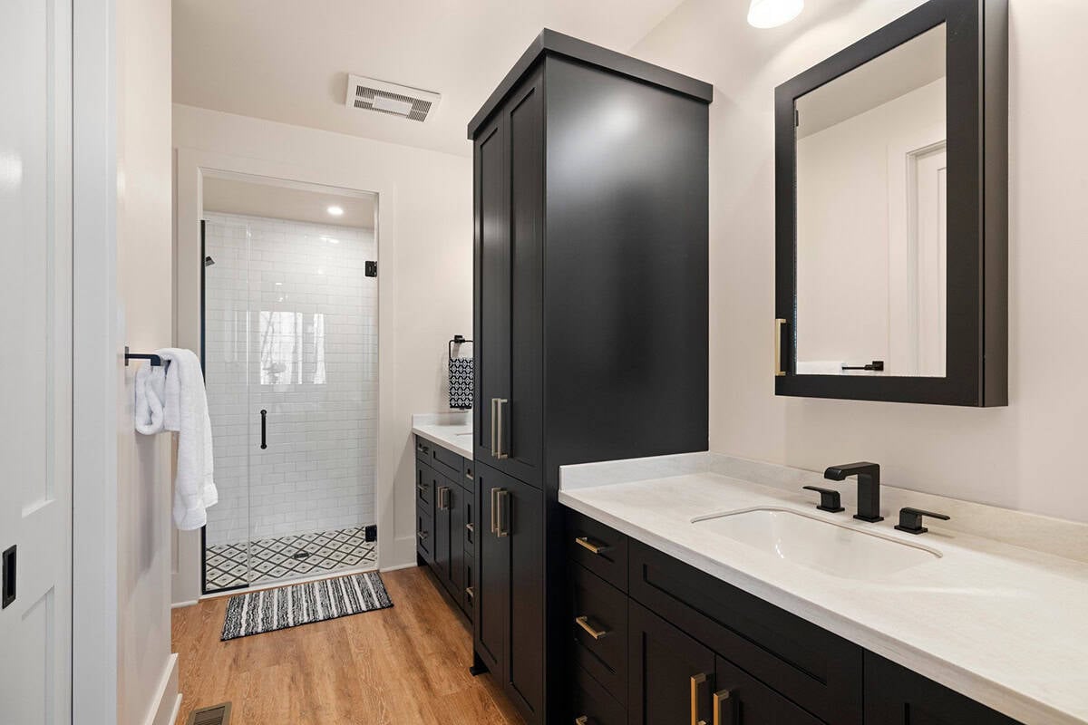 mountain cottage bathroom