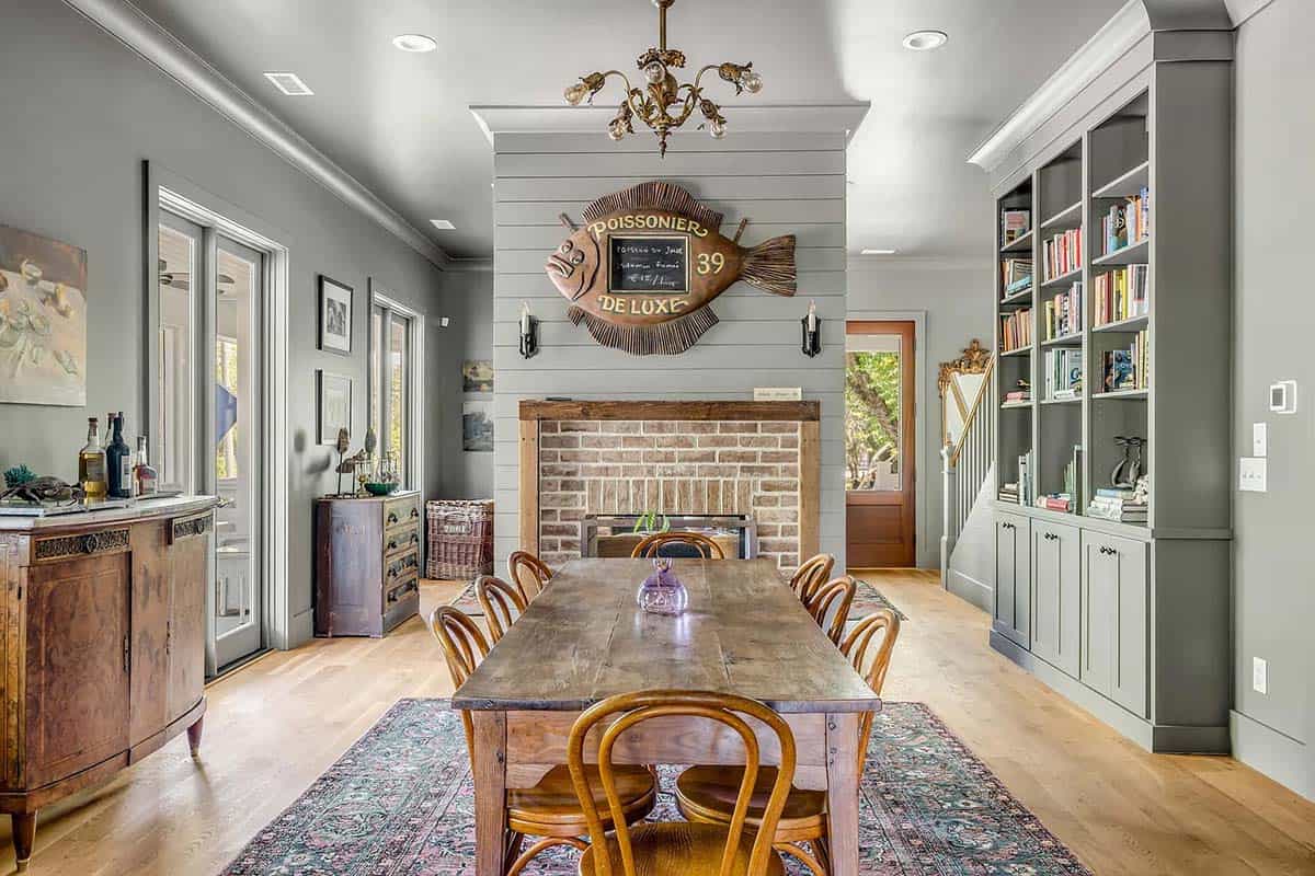 beach style dining room