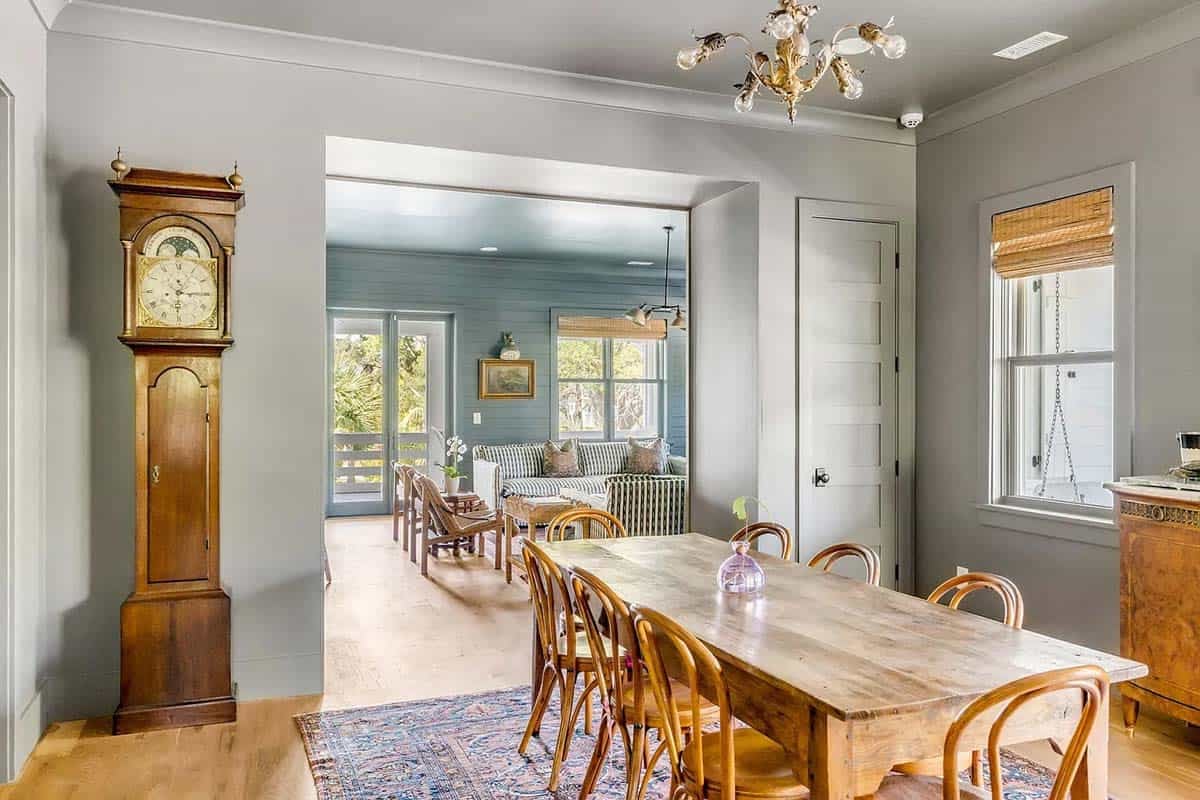 beach style dining room