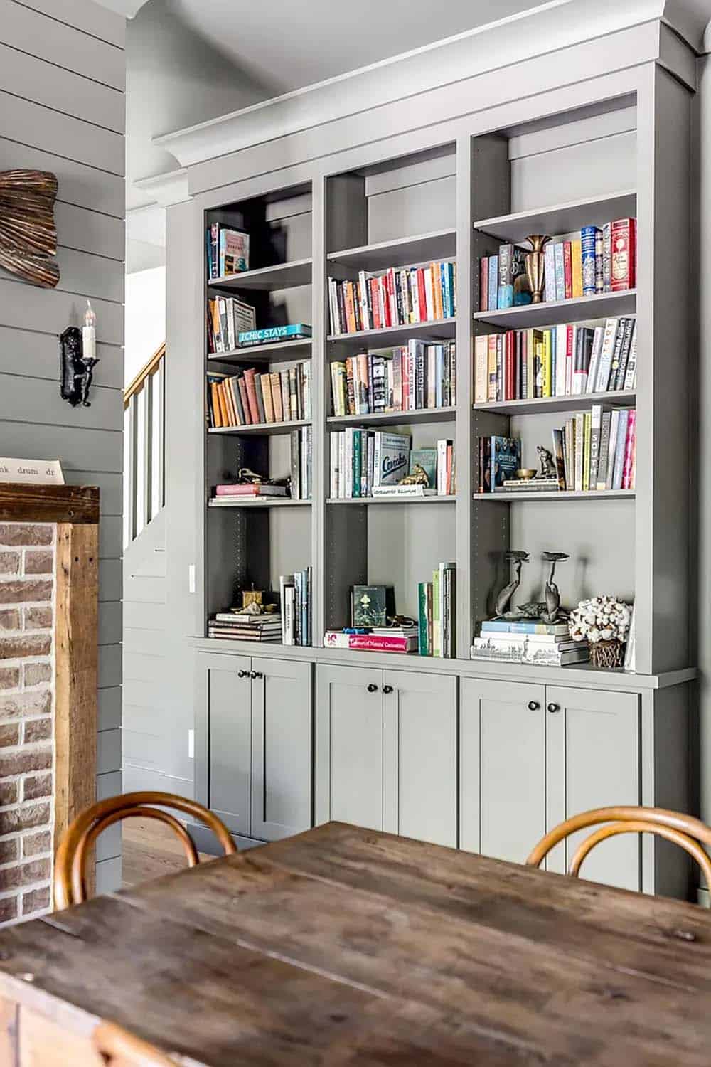 beach style dining room