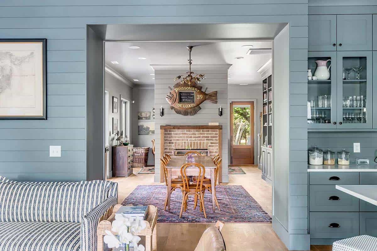 beach style dining room