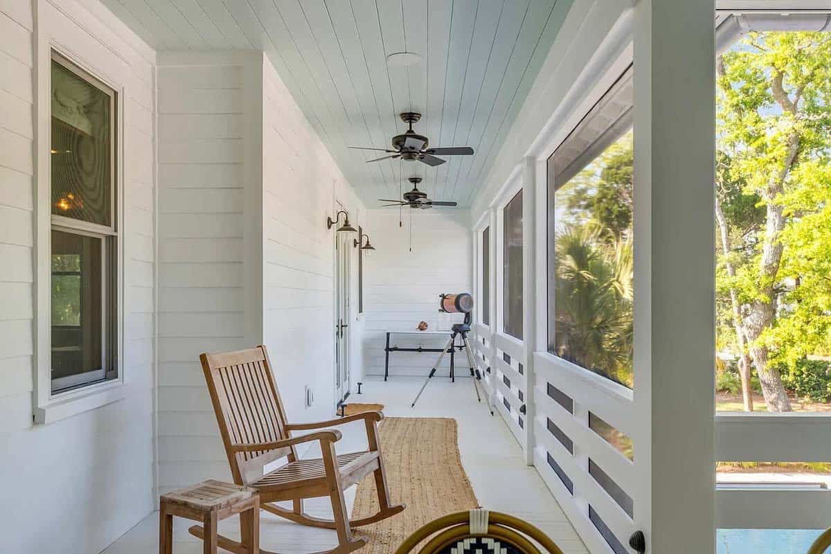 beach style covered porch