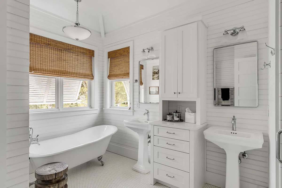 beach style bathroom