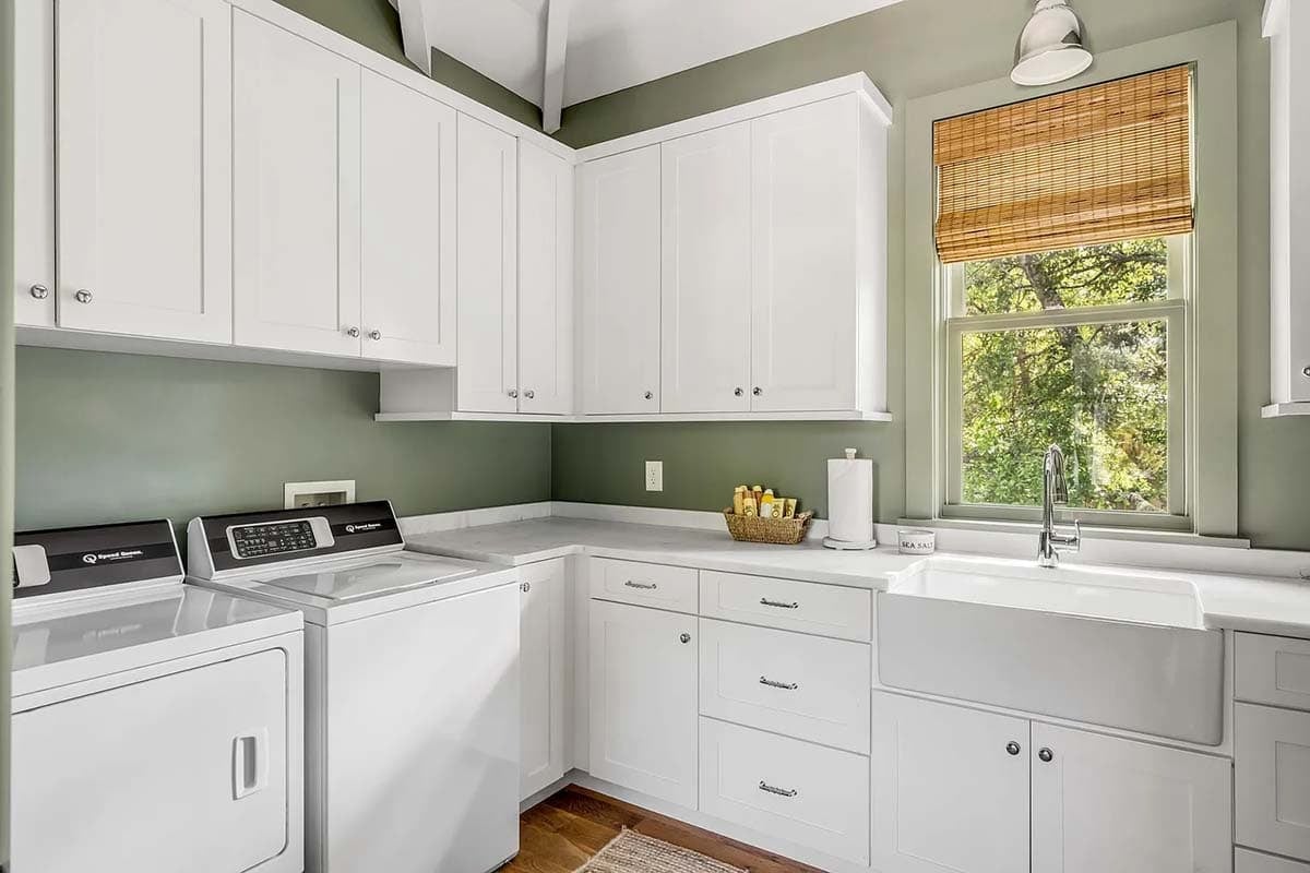 beach style laundry room