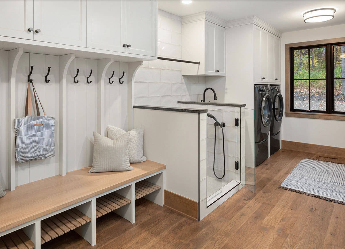 coastal style mudroom with a dog washing station and built-in bench