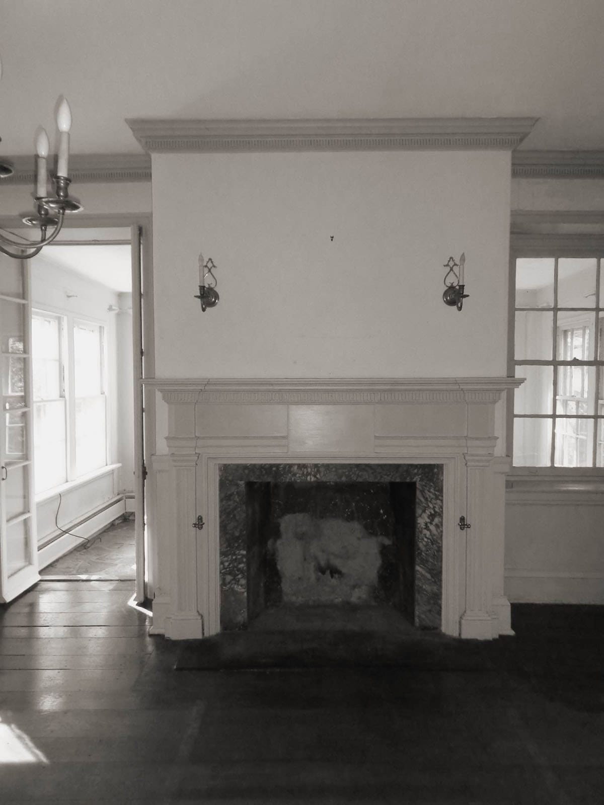 colonial-style farmhouse living room before the remodel