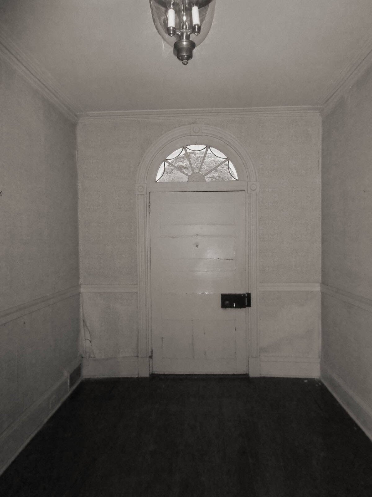 colonial-style farmhouse entry before the remodel