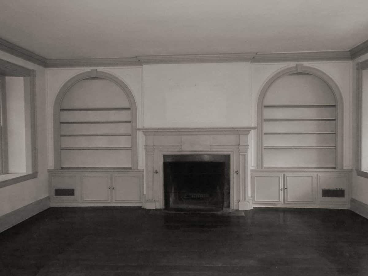 colonial-style farmhouse family room before the remodel