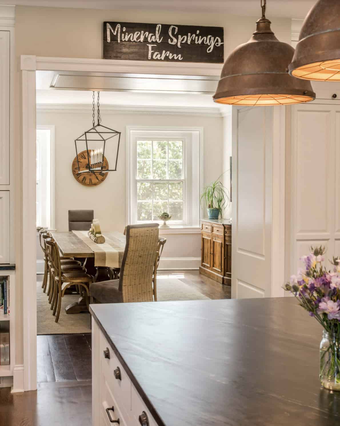 colonial-style farmhouse kitchen and breakfast nook